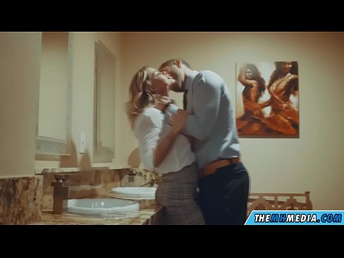 ❤️ Wann eng Busty Blond Iech an engem ëffentlechen Toilette verféiert Fucking Video  op Porno lb.megaofertas.top